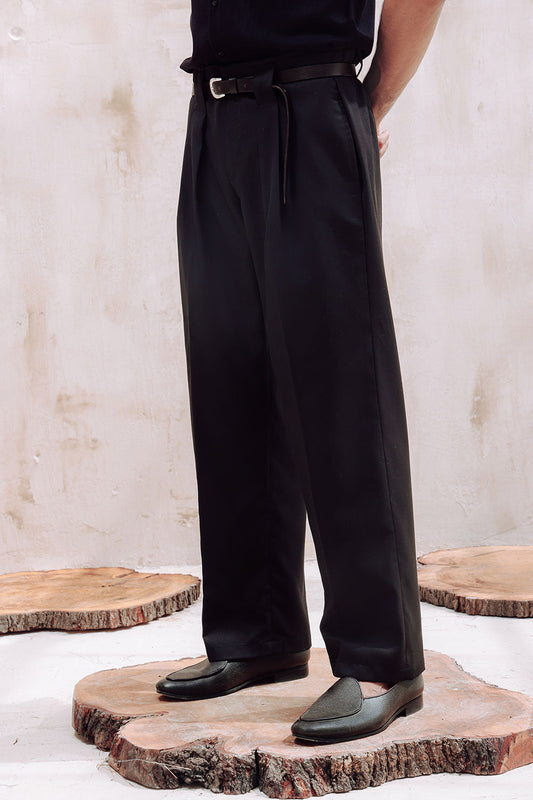 Black pleated pant